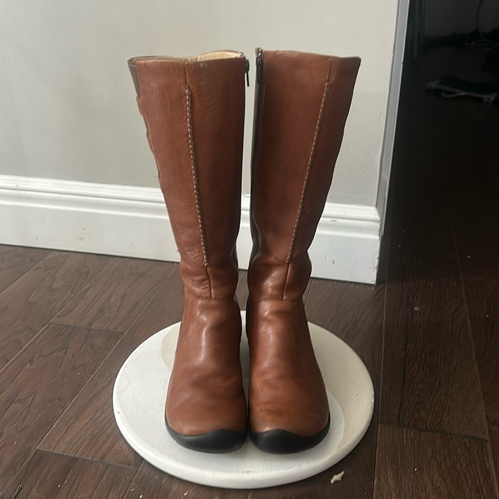 KEEN Bern baby Bern boots in Oak. 8.5